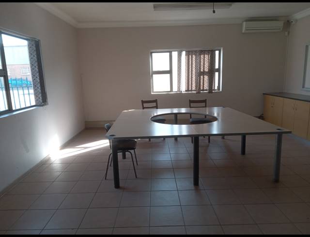 900M² BUILDING TO LET IN APEX